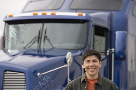 蓝色卡车与司机图片