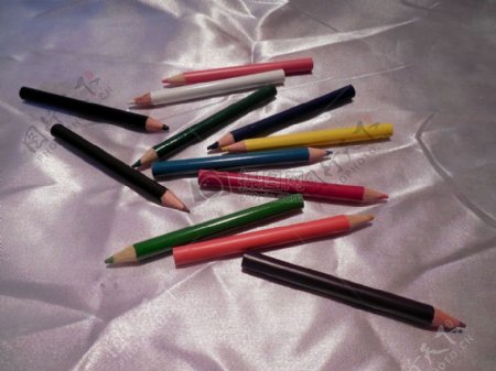 乱放的彩色铅笔