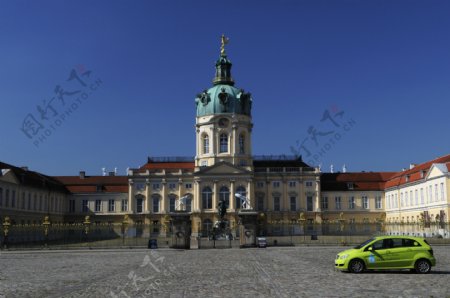 国外建筑与绿色轿车图片