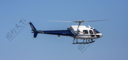 蓝天飞翔的直升飞机图片
