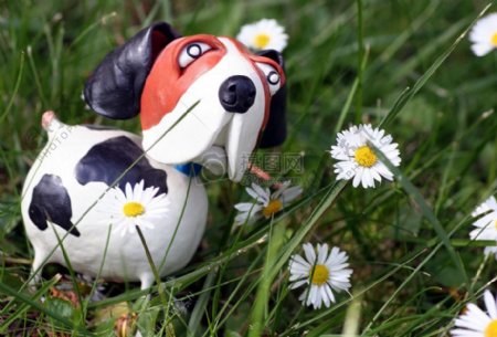 草地上的小狗塑像