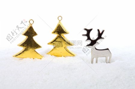 金属制作的圣诞树和麋鹿