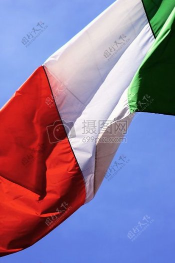 随风飘扬的意大利国旗