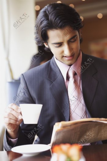 喝咖啡看报纸的商务男人图片图片
