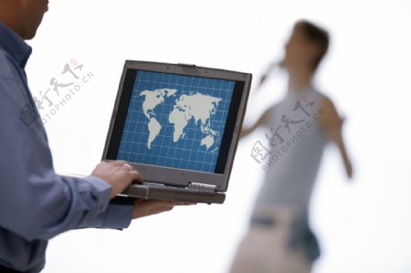 演示全球贸易的手提电脑图片