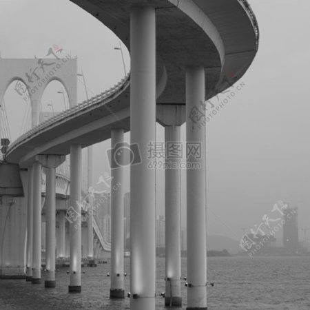 大桥灰度摄影