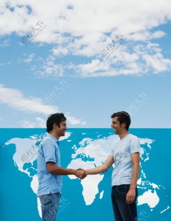 镂空世界地图与握手外国男人摄影图片