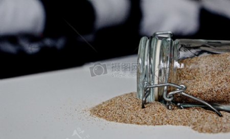 倒出沙子的瓶子