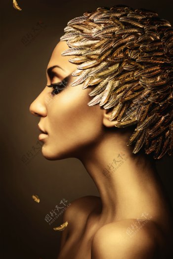 金色羽毛与美女模特图片