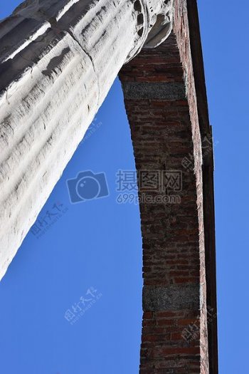 罗马拱形石柱