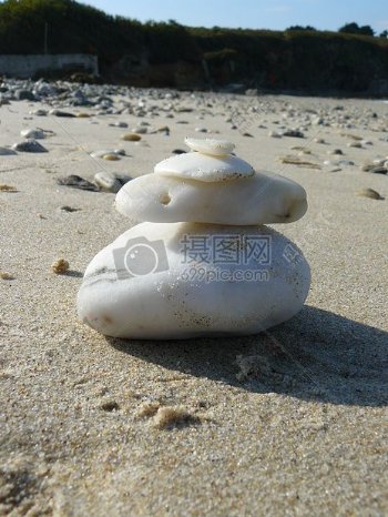 海边沙地上的小石子