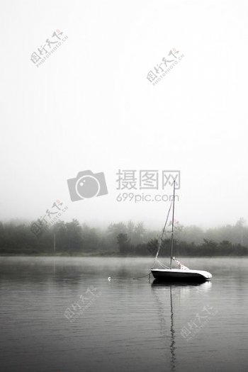 小船在水身体灰度照片