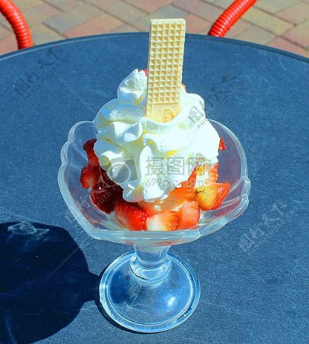 草莓蛋糕冰淇淋