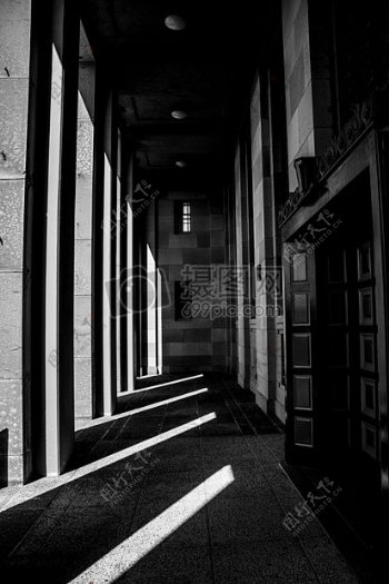 黑色和白色建筑建筑反射阴影