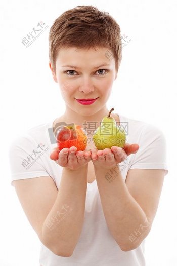 女人拿着红苹果和青桃