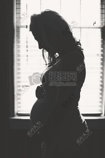 黑色和白色妇女怀孕生育生儿育女