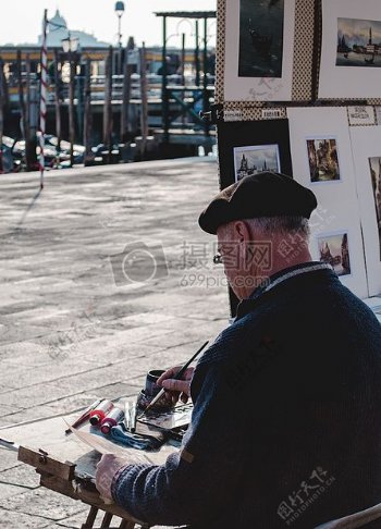男子戴黑帽和黑色毛衣画中街