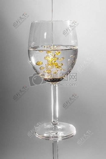清长干酒杯有黄色液体