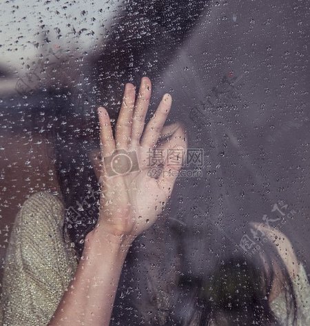 人妇女手多雨雨雨滴窗口滴水害羞