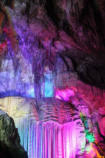 色彩艳丽的岩溶洞穴