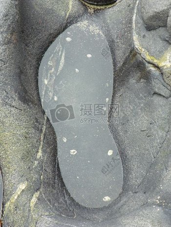 岩石上的脚印