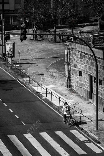 街自行车运动员对比度黑色和白色