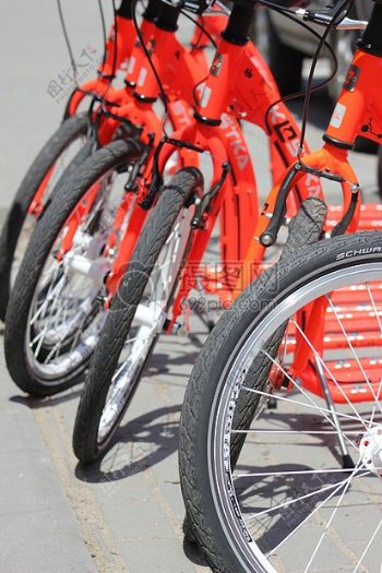 自行车橙色红色车轮户外运输街停车运动活跃