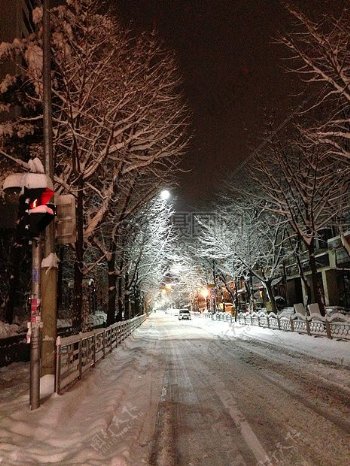 在黑暗的积雪覆盖的街道