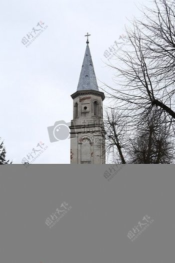 道路老式教堂塔楼