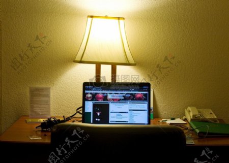 台灯旁的电脑