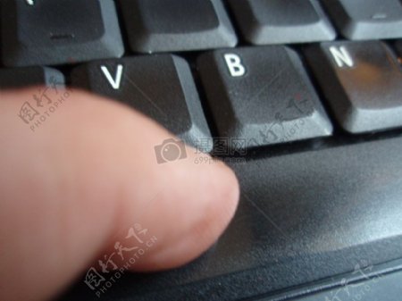 手指下的黑色键盘