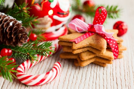木板上的圣诞糖果与五角星饼干图片