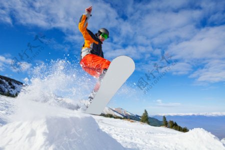 蓝天下滑雪运动员图片