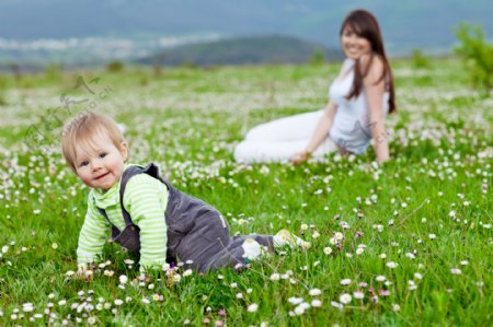 草地上的母亲与孩子图片