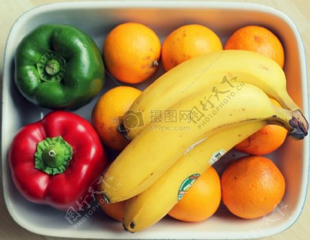 盘中的水果和蔬菜