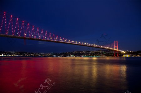 江面上的大桥夜景图片