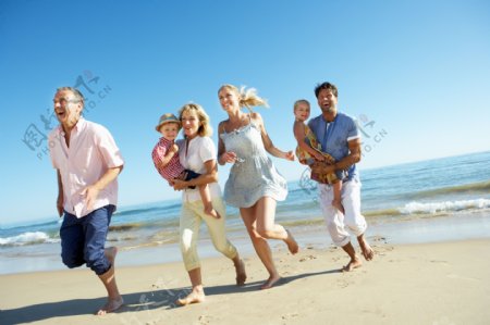 沙滩上的奔跑的一家人图片