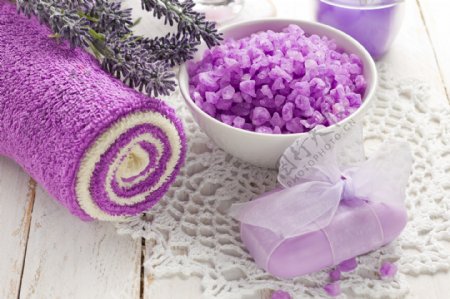 紫色薰衣草碎石与毛巾图片