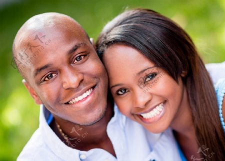 微笑的黑人夫妻图片