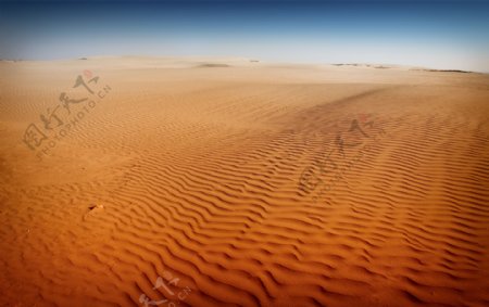 天空下的沙漠图片