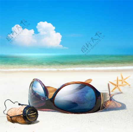沙滩上的眼镜和海星图片