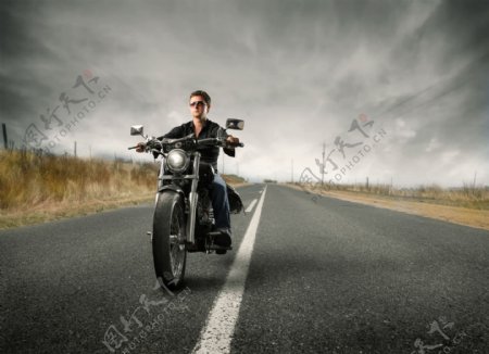 行驶的摩托车图片