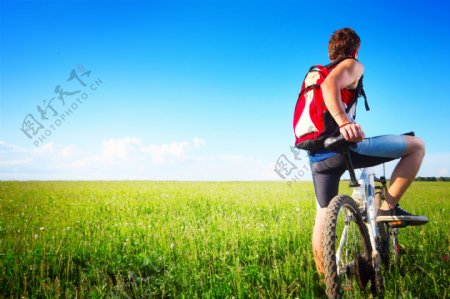 野地骑自行车的男人图片
