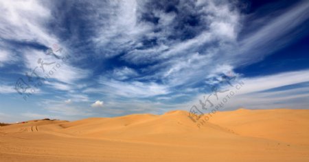 蓝天下的沙漠风景图片