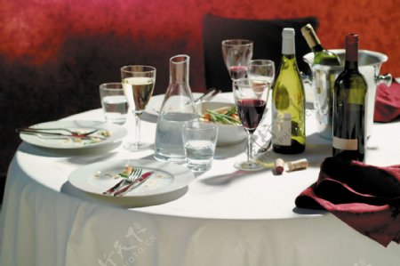 餐桌上的葡萄美酒和菜肴图片
