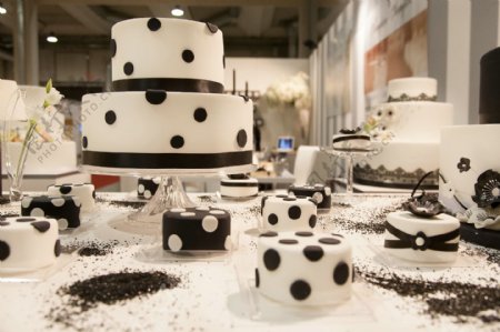 黑白色婚礼蛋糕图片
