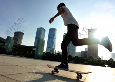 广场上玩滑板的青年图片