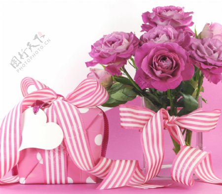 花朵与礼物盒图片