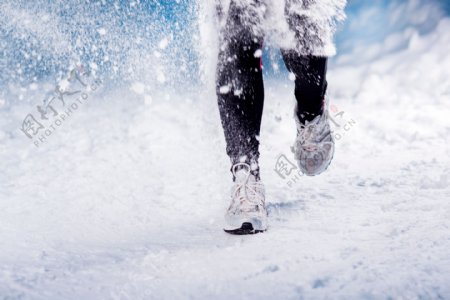 冬天跑步的女人图片