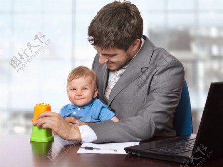 商务男人与宝宝图片
